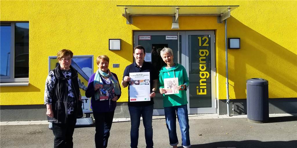 Christel Pechtl, Christel Brüggemeier und Monika Weck vom terre-des-hommes-Team Dortmund und Sebastian Gutt von der EDG laden zum Stöbern ein.