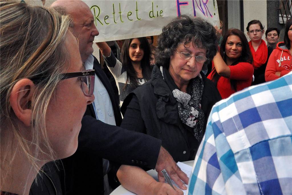 Zwei Castrop-Rauxeler Retterinnen: Das sind No-Gos für Bürgerinitiativen Christel Sperz, eine der Initiatorinnen des Bürgerbegehrens "Rettet die FNR", bei der symbolischen Abgabe ihrer Unterschrift im Jahr 2000.