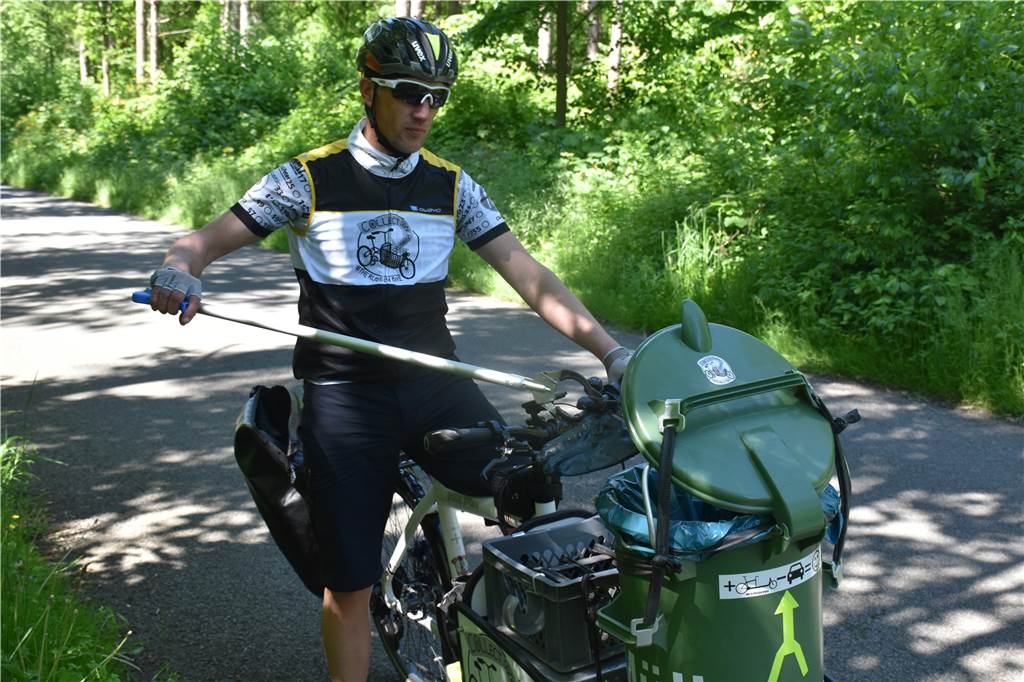 Christian Arndt sammelt mit dem „Rubbish Bike“ Müll in und um Dorsten Christian Arndt versenkt mit geübtem Griff den Müll in der auf seinem Rad angebrachten Tonne.