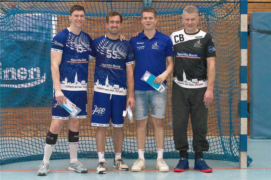 „Es war emotionaler als ich dachte“ Christian Berse mit Lars Gadow, Rasmus Bankwitz und Tobias Spiekermann bei der Verabschiedung der drei Spieler des HSC Haltern-Sythen.