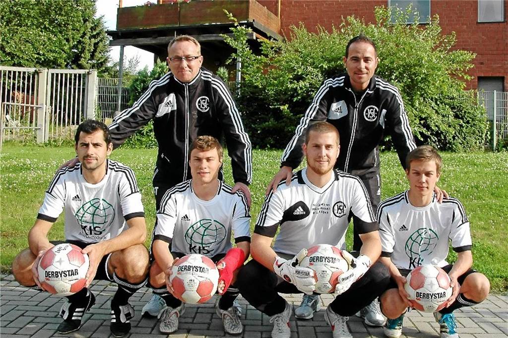 Vom Torwart zum Stürmer: Boldt trifft für den HSC V am Fließband Christian Boldt (unten, 2.v.r.) eilt als Spielertrainer und Torjäger mit der fünften Mannschaft des Holzwickeder SC von Erfolg zu Erfolg. Bei der damaligen SG Holzwickede begann er 2007 als Torwart.