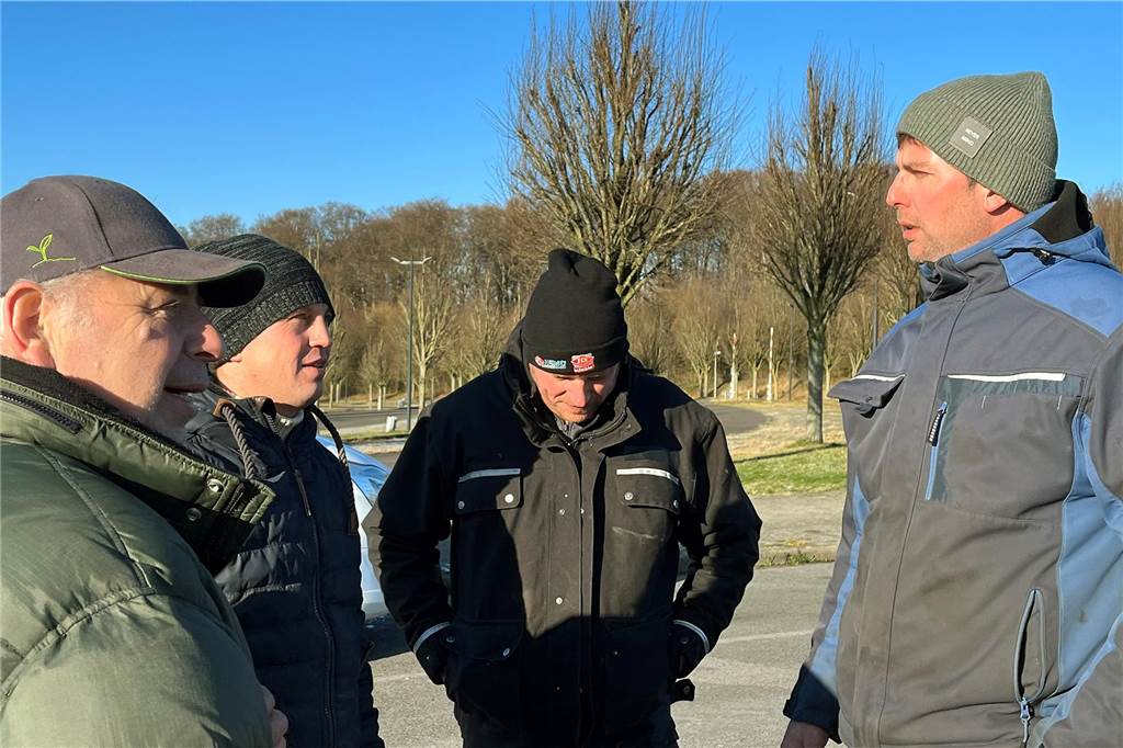 Unterwegs im Traktor-Konvoi: Landwirte aus drei Dörfern treffen sich zum Protest Vier Legdener Landwirte.