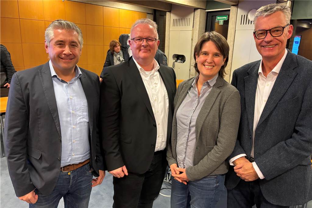 Politik entscheidet: Hebesätze bleiben trotz Grundsteuerreform gleich Christian Brigadksi (EUV), Stefan Brenk (Kämmerei), Maren Baack (EUV) und der Beigeordnete Michael Eckhardt tüfteln seit Monaten an einem Plan für die Grundsteuer 2025.