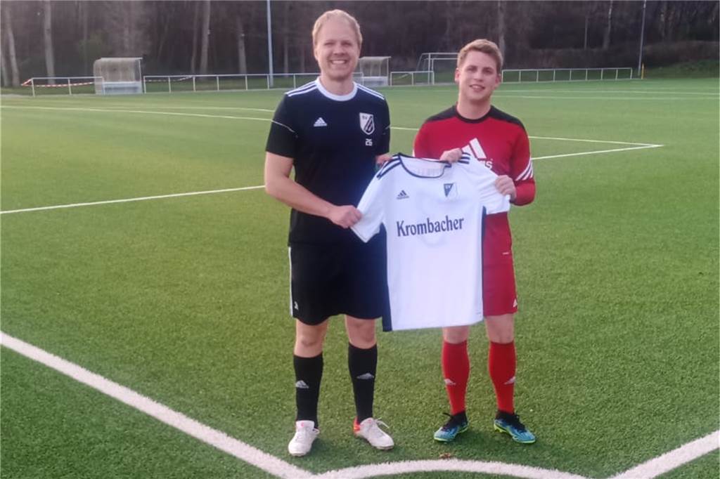 Ungewöhnliche Kontaktaufnahme: Lippramsdorf holt einen Spieler aus Polsum Christian Brink (l.) präsentiert den ersten Sommer-Neuzugang des SV Lippramsdorf II: Pascal Baxmann kehrt zu seinem Heimatverein zurück.