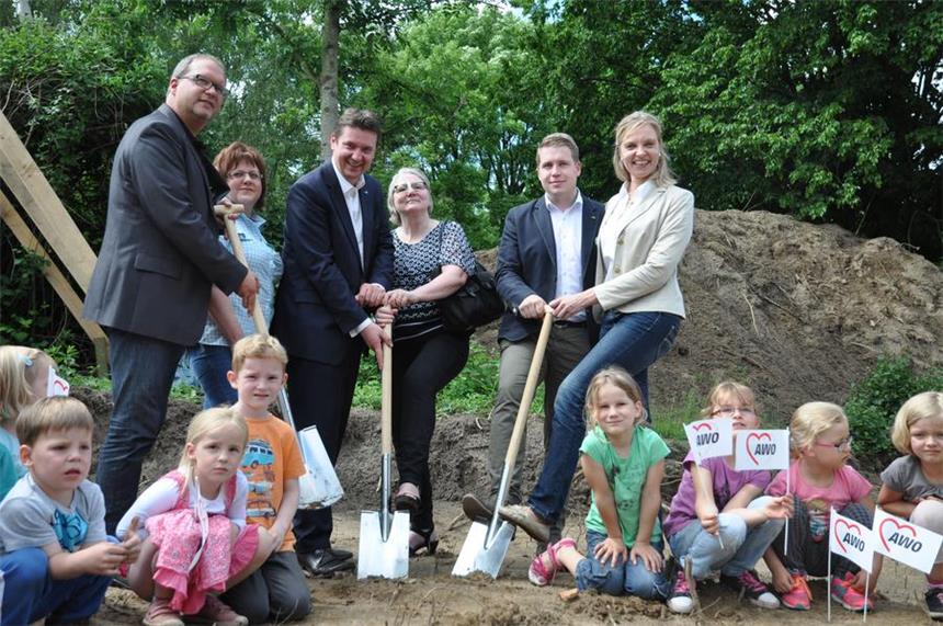 Spatenstich für umstrittenen Kindergarten erfolgt Christian Bugzel, Vorsitzender AWO Münsterlang Recklinghausen, Tanja Bandulet, Kindergarten-Leiterin, Rajko-Kravanja, Bürgermeister, Elke Kampkötter von der Zentralrendantursowie Frederick Baackmann und Anke Theissing von der BIB (von links).