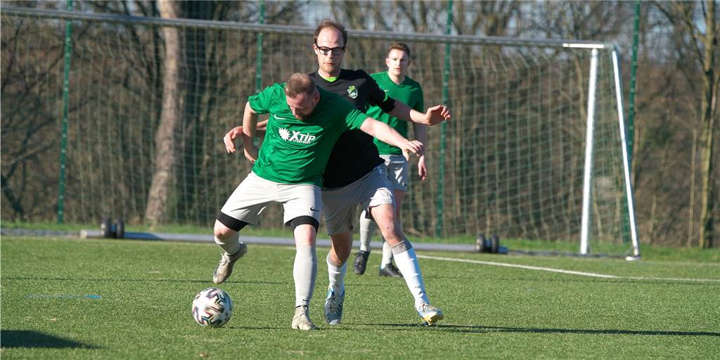 „Zu wenig investiert“: SV Bossendorf mit zweiter Niederlage im dritten Spiel Christian Bußmann (r.) erzielte das zwischenzeitliche 1:1 bei der Niederlage des SV Bossendorf.