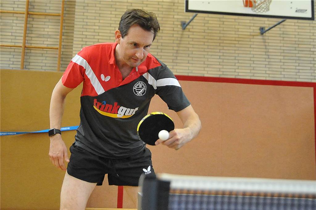 In der Sporthalle gilt nun 2G-Plus: Wie gehen die Castrop-Rauxeler Vereine damit um? Christian Chroscinski steht normalerweise jeden Dienstag am Tisch. Doch derzeit hat auch der Vorsitzende der DJK Roland Rauxel trainingsfrei. In Rauxel hat man bereits Übung mit der 2G-Plus-Regel.
