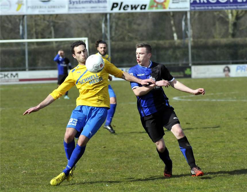 Grubbe löst „Erdbeben“ aus Christian Cicek (l.) und Marco Aydin (im Hintergrund) bildeten gestern das Stürmer-Paar bei der SpVgg Vreden: Cicek boten sich im ersten Spielabschnitt zwei Chancen zum Torerfolg.
