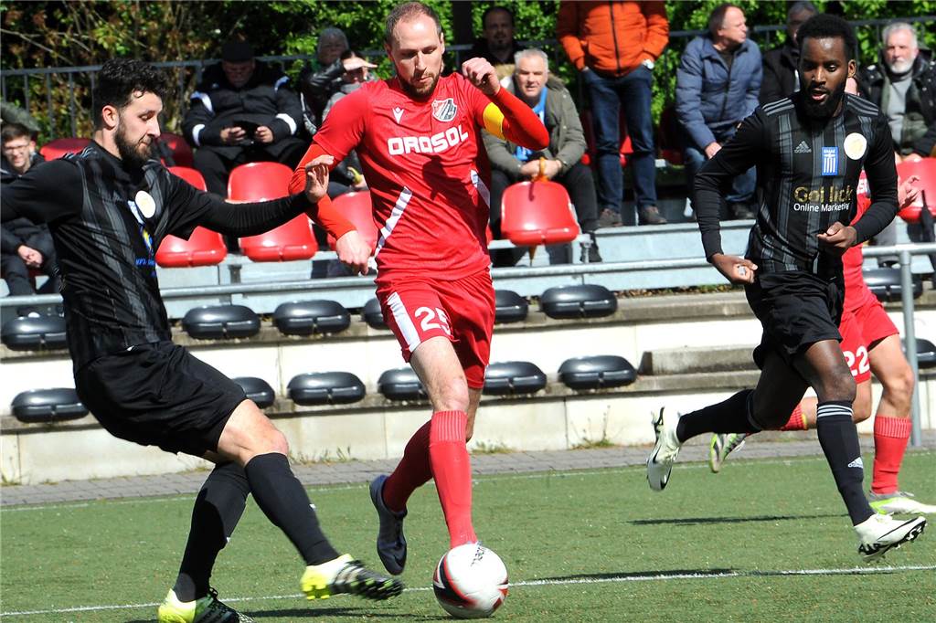 Christian Deuerling führt den Ball.