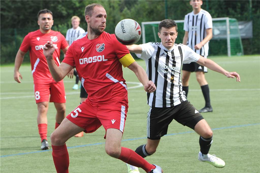 Christian Deuerling (li.), hier gegen den SC Hennen, ist ein sicherer Elfmeterschütze des SC Berchum/Garenfeld.