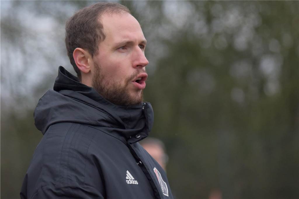 SC Berchum/Garenfeld landet keine erneute Sensation: „Einmal nicht aufmerksam, klingelt es direkt“ Christian Deuerling steht an der Seitenlinie.