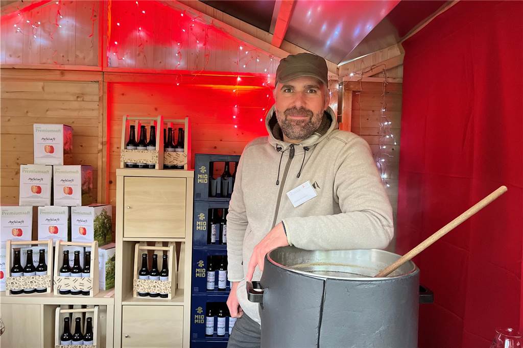 Wunderwerke: Caritas-Werkstatt lädt noch bis Sonntag zum Adventbasar Christian Dobbertin ist Hobbybrauer und versorgt den Adventbasar jedes Jahr mit dem "Wunderbräu".