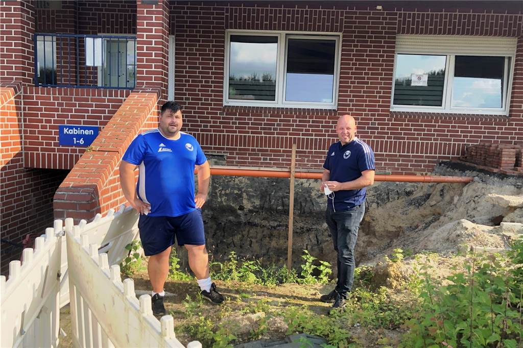 „Gruselkabinett“: SuS-Jugendfußballer können nach Training nicht duschen Christian Dobbrunz (links) und Stefan Schulze Icking vor dem Umkleidegebäude, dessen Untergeschoss nicht nur große Feuchtigkeitsschäden aufweist.