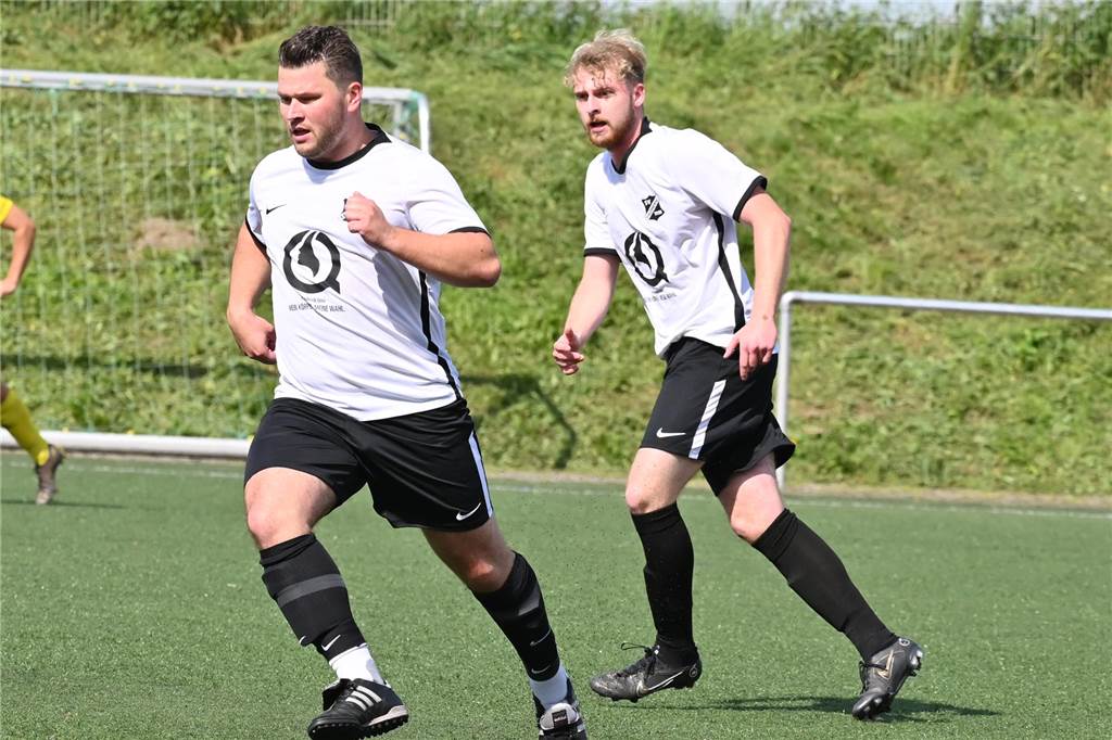 Saisonstart der Fröndenberger Fußballmannschaften in Schulnoten: Nur ein Team überzeugt Christian Döring (l.) rennt dem Ball hinterher.