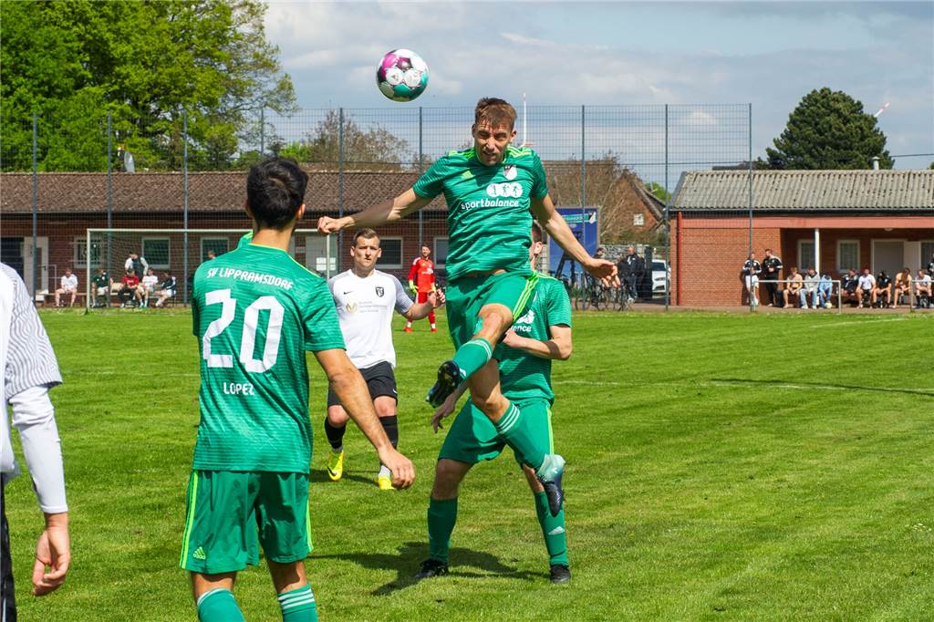 Eine gute Halbzeit reicht dem FC Marl gegen Lippramsdorf - Torwart spielt im Feld Christian Drees erzielte das 2:4 für den SV Lippramsdorf.