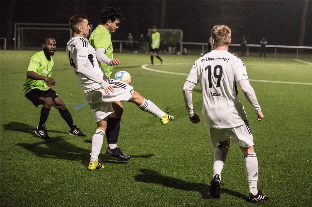 Christian Drees (v.l.) und der SV Lippramsdorf konnten endlich wieder ein Spiel bestreiten.