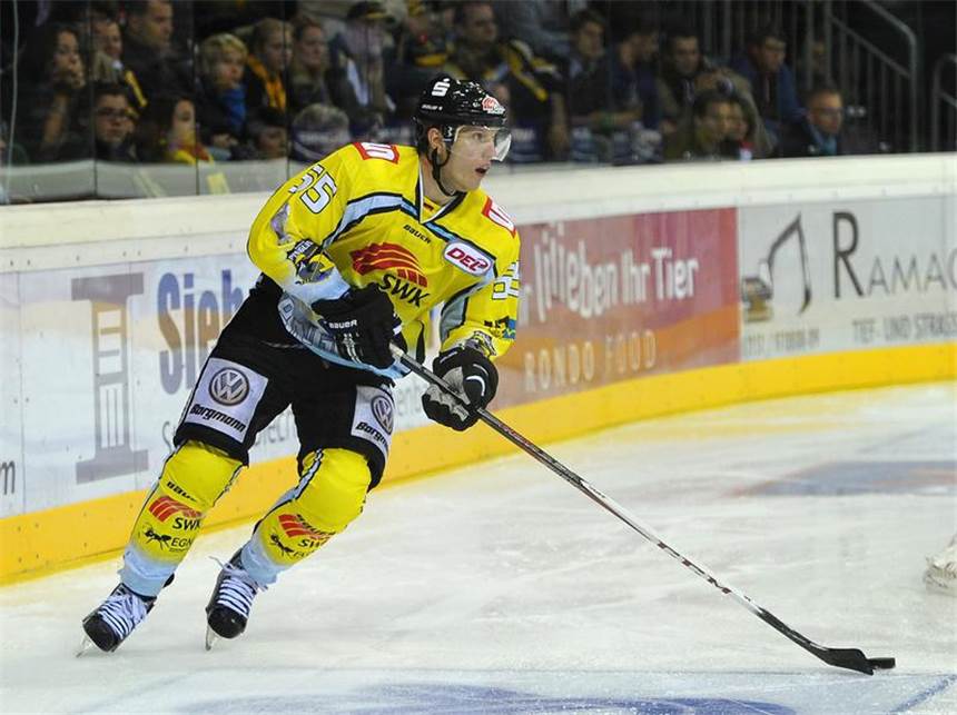 DEL und Krefeld haben Ehrhoff zurück Christian Ehrhoff bei seinem Comeback für die Krefeld Pinguine. Foto: Revierfoto
