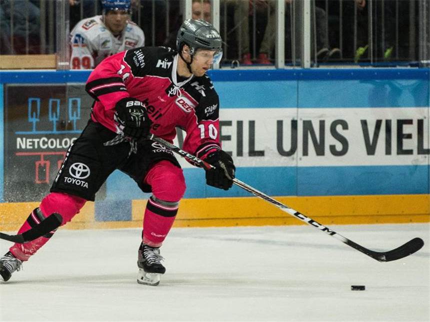 Nürnberg verliert in Köln - Eisbären besiegen DEG Christian Ehrhoff spielt in der Kölner Arena den Puck. Foto: Maja Hitij