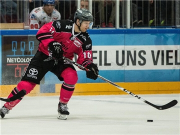 Christian Ehrhoff spielt in der Kölner Arena den Puck. Foto: Maja Hitij