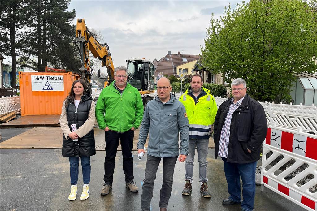 Christian Falk (Mitte) und Christoph Statetzni (2.v.r.) äußern sich zur Baustelle an der Wickeder Straße.