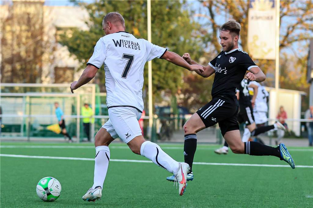Christian Fröse (l.) ist ab jetzt nicht nur Spieler bei Westfalia Wickede.