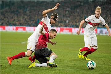 Christian Gentner (l.) im Duell mitMarvin Bakalorz.