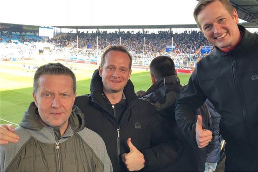 Febraur 2020: Es liegt wohl ein Fluch auf den Merklinder Altherren-Fußballern Christian Greiser (r) führt die Altherren des SuS Merklinde an.