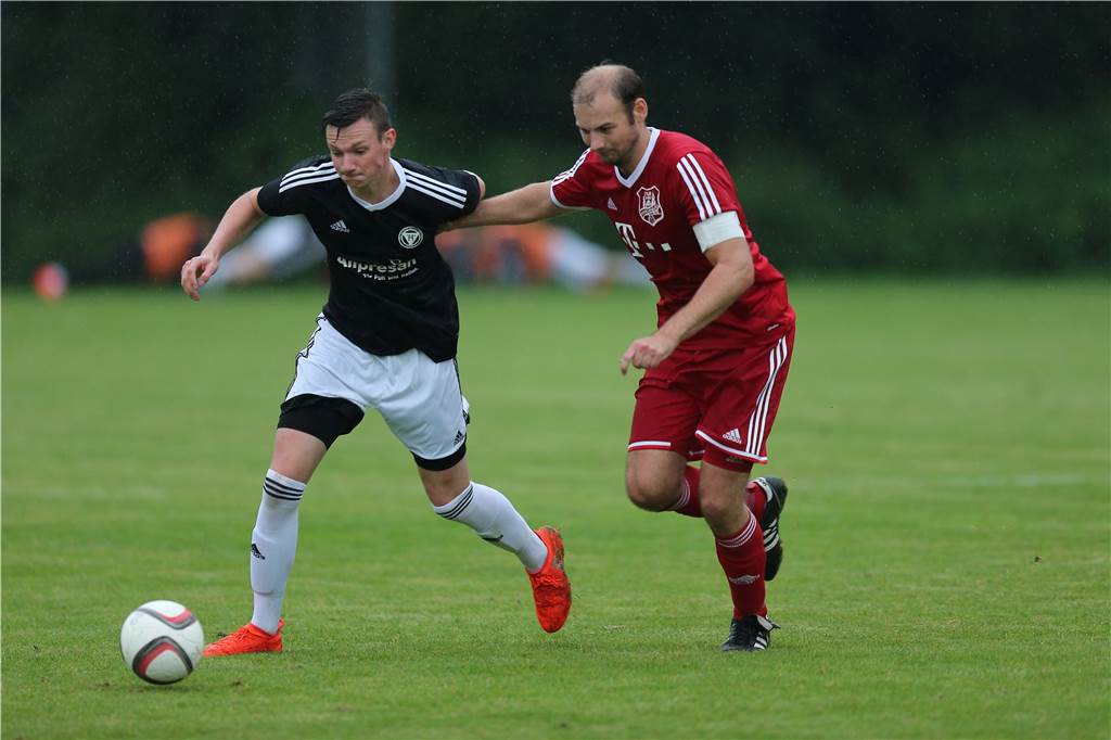 Kreisliga-Kapitän: „Ich glaube nicht, dass wir im Dezember wieder Fußball spielen“ Christian Grum (r) ist Kapitän des TuS Henrichenburg.