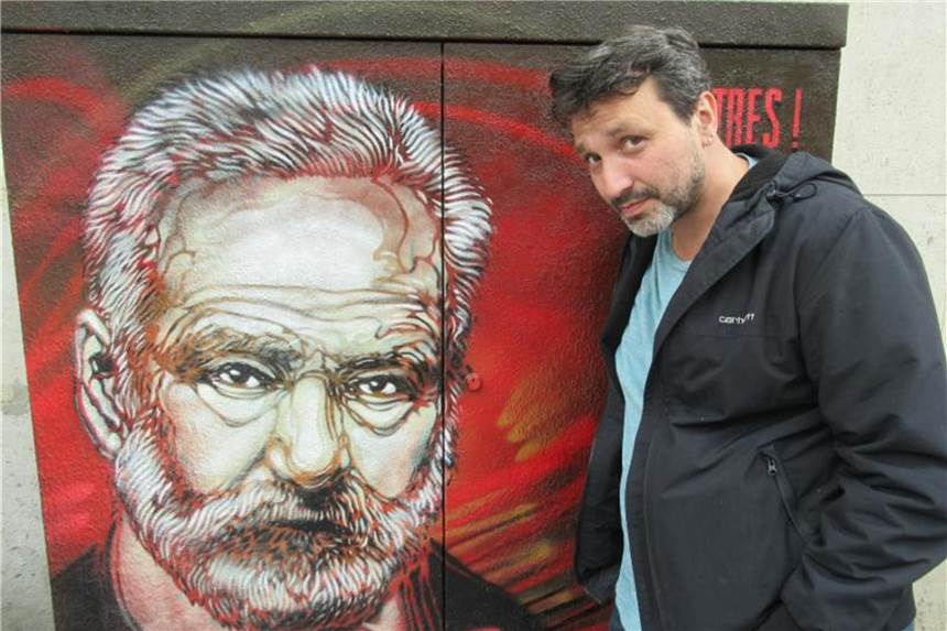 Christian Guemy, Streetart-Künstler und bekannt unter dem Pseudonym C215, neben seinem Portrait von Victor Hugo. Foto: Sabine Glaubitz