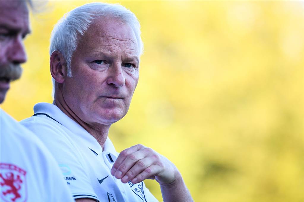 Traumtor, nächster Verletzter, Trainer hinter der Bande: Lüner SV holt einen Punkt Christian Hampel durfte die Partie aufgrund seiner Roten Karte gegen Hiltrup nicht im Innenraum verfolgen.
