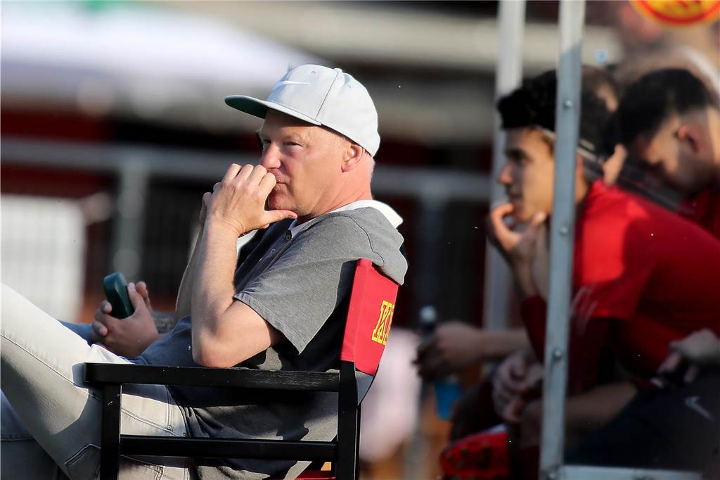 Hinrundenfazit der Topteams in der Bezirksliga 8: Trainer über Spiele, Spannung und Budgets Christian Hampel sitzt in einem Campingstuhl.
