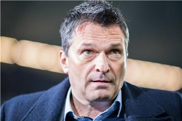 Christian Heidel steht vor dem Spiel am Spielfeldrand. Foto: Guido Kirchner/Archiv