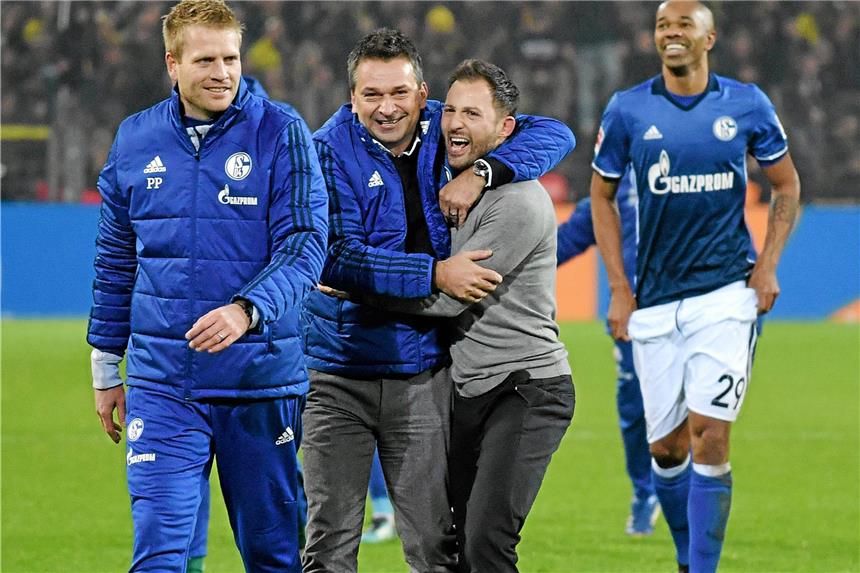Heidel: Tedesco geht überragend mit dem Erfolg um Christian Heidel und Domenico Tedesco (M.) freuen sich über die gute Schalker Hinrunde.