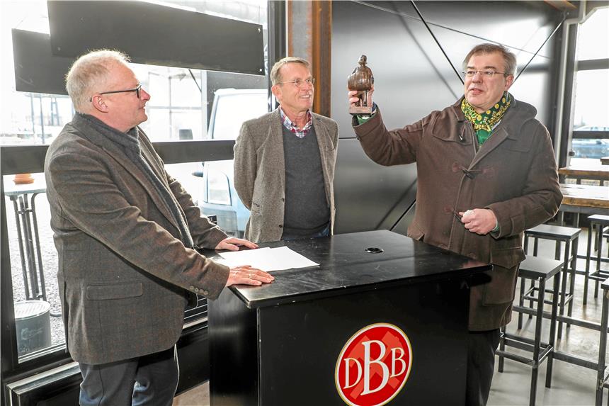 Neue Brauerei will bodenständig, aber stark in Dortmund sein Christian Heinrich Brand schenkte den Bergmann-Geschäftsführern Herbert Prigge (l.) und Dr Thomas Raphael (Mitte) die Bronzestatue eines Bergmannes mit Bierfass.