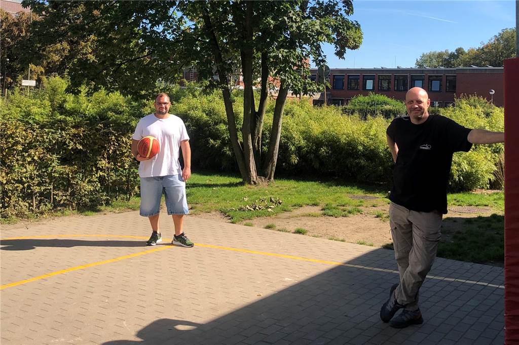 Lüner kämpfen für bessere Basketballflächen: „Besten Körbe sind eingezäunt“ Christian Hirt und Stefan Wöhler setzen sich für bessere Basketballplätze in Lünen ein (v.l.).