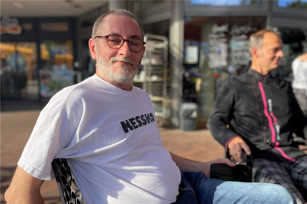 Christian Hötzschold ist ab September 2022 Inhaber der Bäckerei Kortmann an der Ickerner Straße. Er übernimmt das Geschäft von den Familien Ziesmann und Sürig. Er verkauft seine Backwaren vor Ort und auf diversen Wochenmärkten.