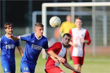 Christian Jantscher (rechts) und sein TuS Henrichenburg, hier im Kreispokal-Spiel vom Donnerstagabend gegen den Bezirksligisten Westfalia Langenbochum, laufen bereits zu ihrem zweiten Kreisliga A-Spiel gegen Herten auf. 