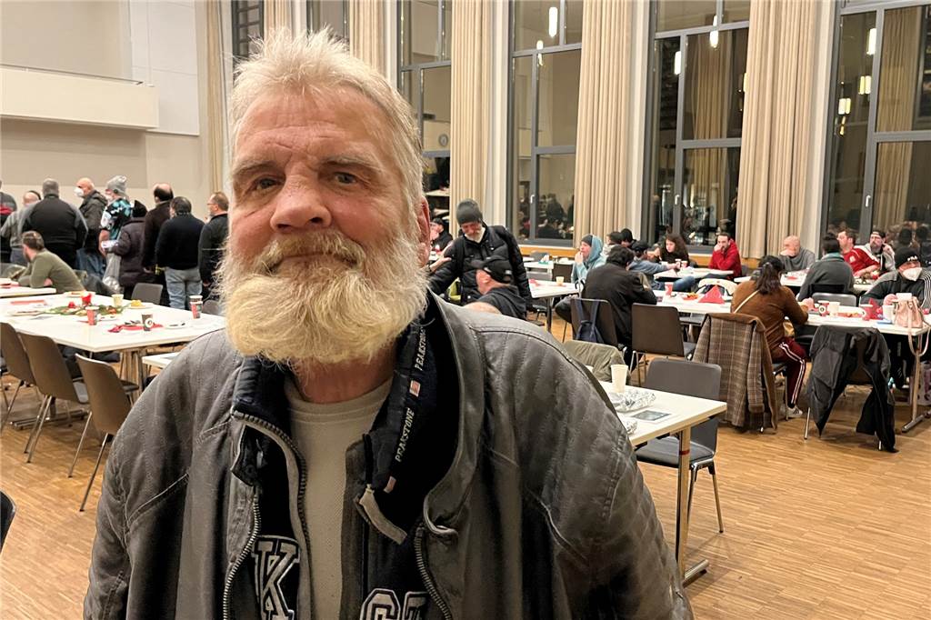 Heiliger Abend für Wohnungslose in Dortmund - Stefan (43): „Ich bin einfach nur dankbar“ Christian Jetzerowski besucht den Heiligen Abend für Wohnungslose in Dortmund seit 2018 in jedem Jahr. „Es wird immer besser“, sagt er.