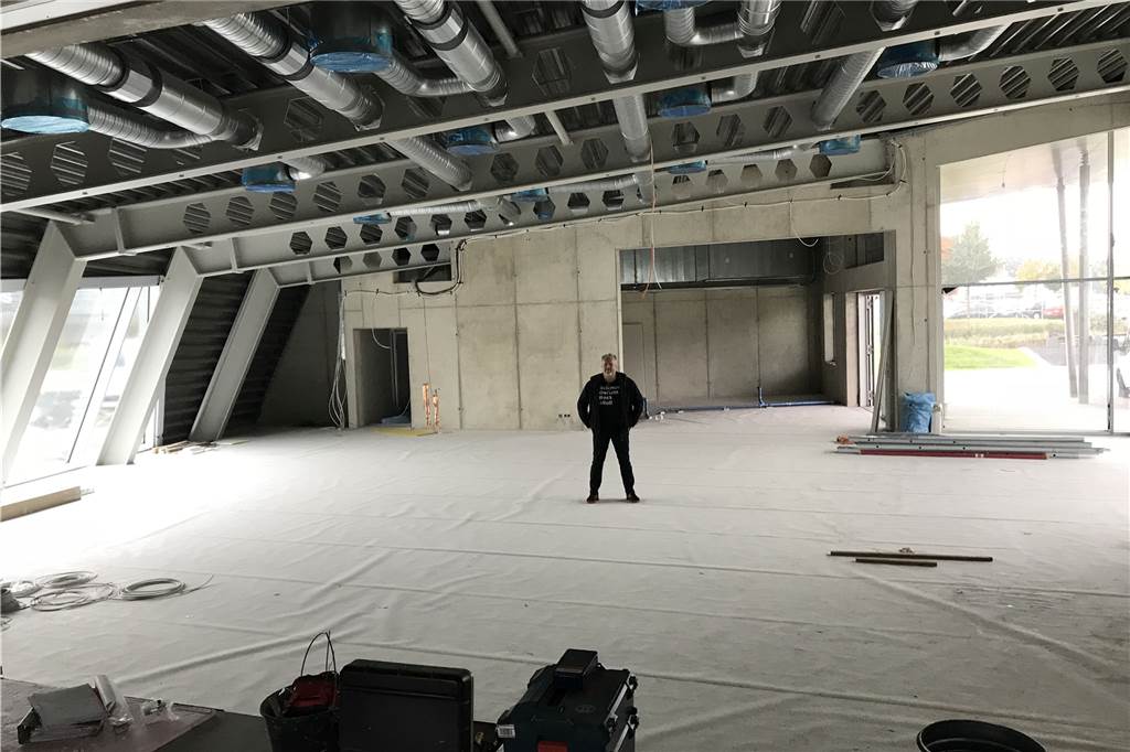 Christian Joswig, Leiter des Treffpunkt Altstadt, im Rohbau des neuen Veranstaltungsaals.