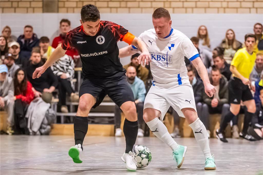 „Wir sind gut genug, um die Liga zu halten“ Christian Klepke (r.) half dem SV Berghofen bei der Hallenstadtmeisterschaft aus.