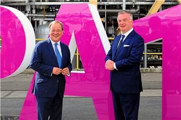 Christian Kullmann (re), Vorstandsvorsitzender des Chemiekonzerns Evonik, hier mit dem damaligen Ministerpräsidenten NRW Armin Laschet beim Besuch des Chemieparks Marl im Juli 2021. Er kündigte an, dass Evonik prüft, ob das Steinkohlekraftwerk in Marl länger am Netz bleibt als geplant.