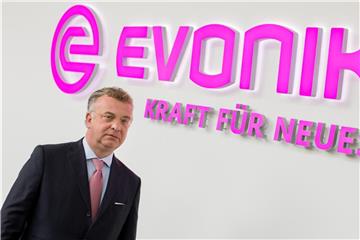 Christian Kullmann steht unter dem Logo des Konzerns. Foto: Rolf Vennenbernd/Archiv