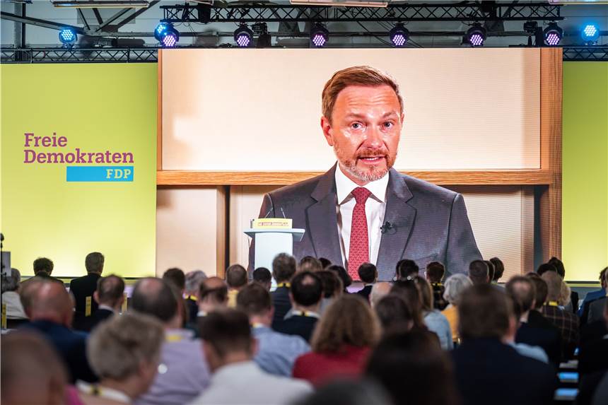 Lindner: „Die Ukraine benötigt militärische Hilfe und schwere Waffen“ Christian Lindner FDP Bundesvorsitzender spricht, digital aus Washington zugeschaltet, beim FDP-Bundesparteitag.