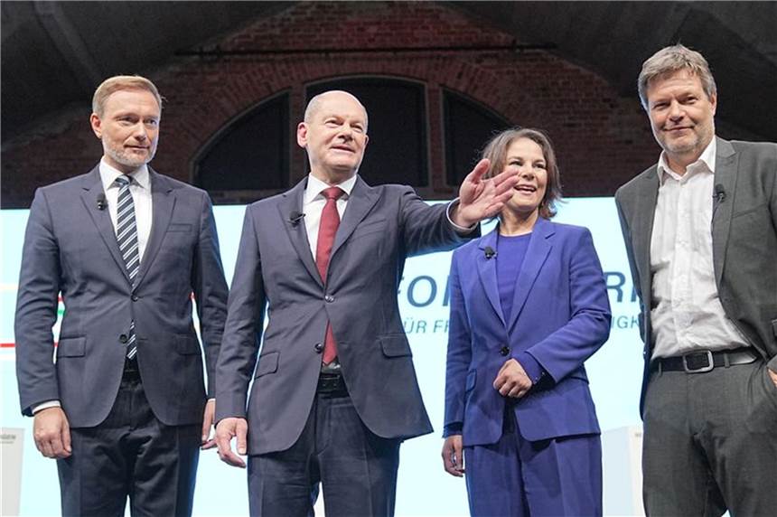 Christian Lindner (FDP), Olaf Scholz (SPD), Annalena Baerbock (Bündnis 90/Die Grünen) und Robert Habeck stellen den gemeinsamen Koalitionsvertrag vor. Beim Thema Bauen und Wohnen sind die Koalitionäre oft nebulös, aber auch nicht selten sehr konkret.