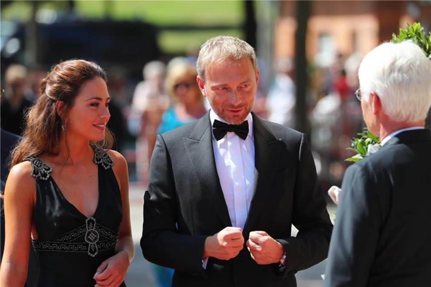 FDP-Chef Lindner hat eine neue Freundin Christian Lindner mit seiner Freundin Franca Lehfeldt vor der Premiere der Richard-Wagner-Festspiele 2018. Foto: