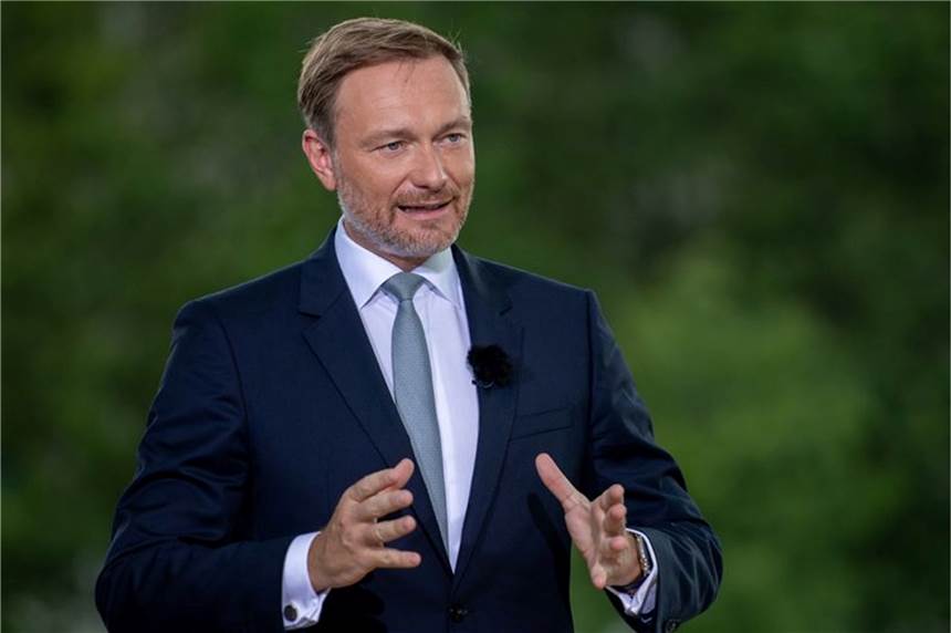 FDP-Chef Lindner hält Bundestagswahl für entschieden Christian Lindner, Parteivorsitzender der FDP, spricht beim ARD-Sommerinterview auf der Terrasse des Marie-Elisabeth-Lüders-Hauses. Foto: Christophe Gateau/dpa