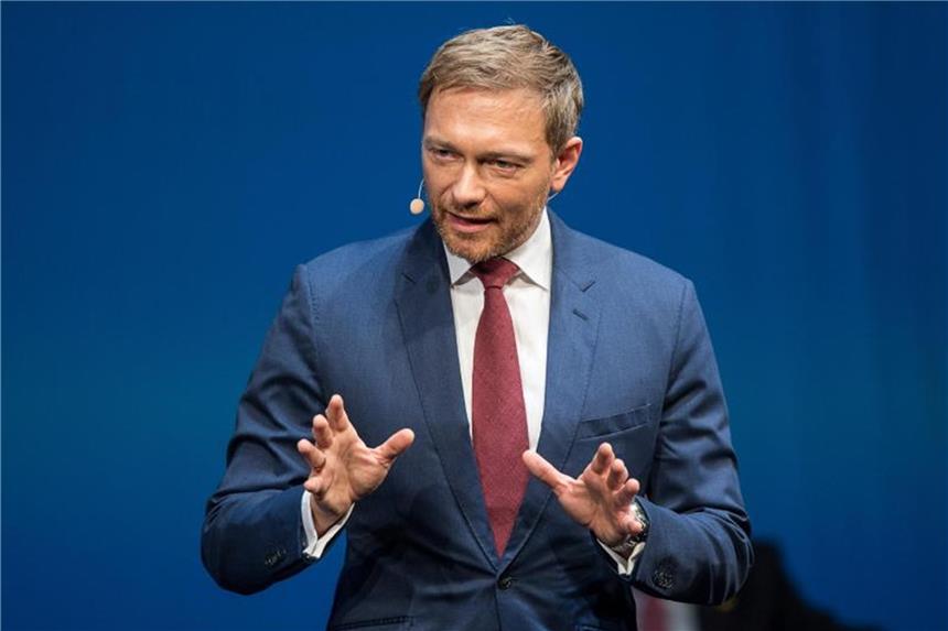 FDP will notfalls gegen Soli in Karlsruhe klagen Christian Lindner spricht während der traditionellen Dreikönigskundgebung der FDP in Stuttgart. Foto: Sebastian Gollnow