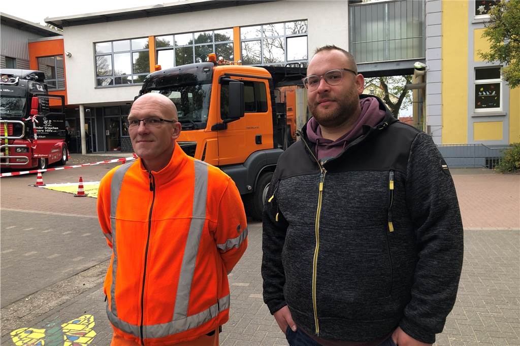 Vater fährt Lkw auf Schulhof: So gefährlich ist der tote Winkel für Kinder Christian Maas (l.) hat die Aktion initiiert, Maik Kompalla hat ihn unterstützt,