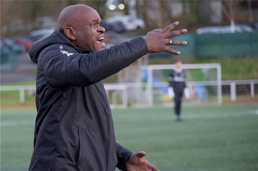 Der Trainer des SC Hennen gibt Anweisungen am Spielfeldrand.