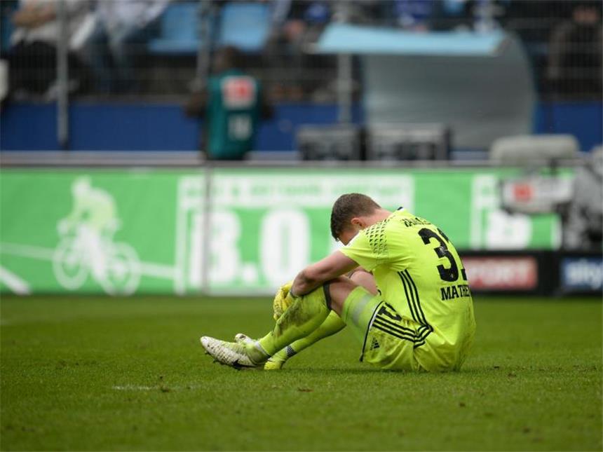 Knieverletzung: HSV bangt um Keeper Mathenia Christian Mathenia verletzte sich beim zweiten Gegentreffer der Darmstädter am Knie. Foto: Daniel Reinhardt